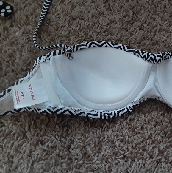 Zig zag black and white bikini top with strap - Picture 4 of 4